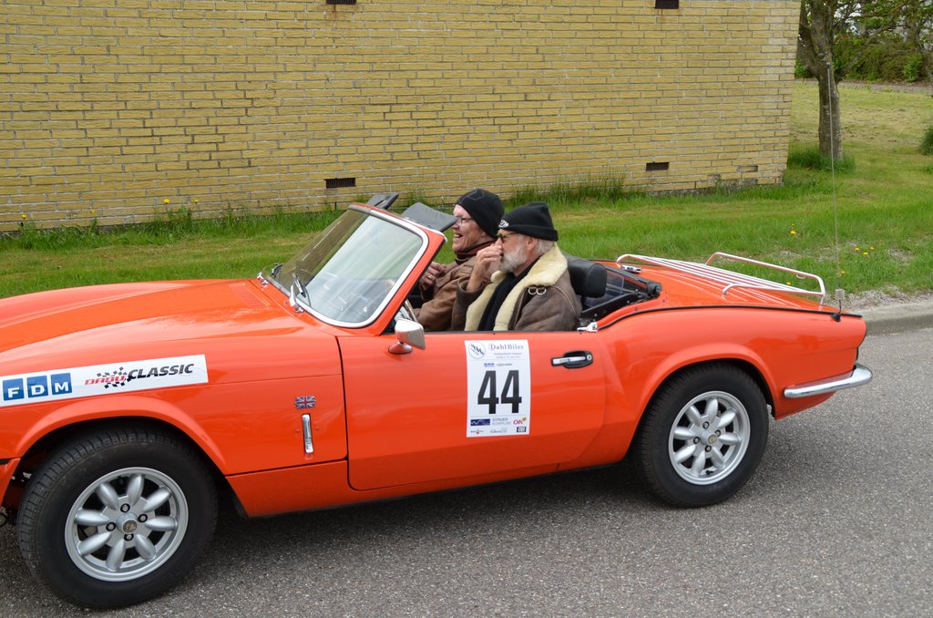 Man behøver ikke have en åben sportsvogn, som disse herrer havde, da de i 2013 deltog i et løb for klassiske biler i Struer. Hovedreglen er, at bilen er klassisk, hvis bare den er mindst 25 år gammel, men man kan også deltage i Classic Day i en nyere bil.